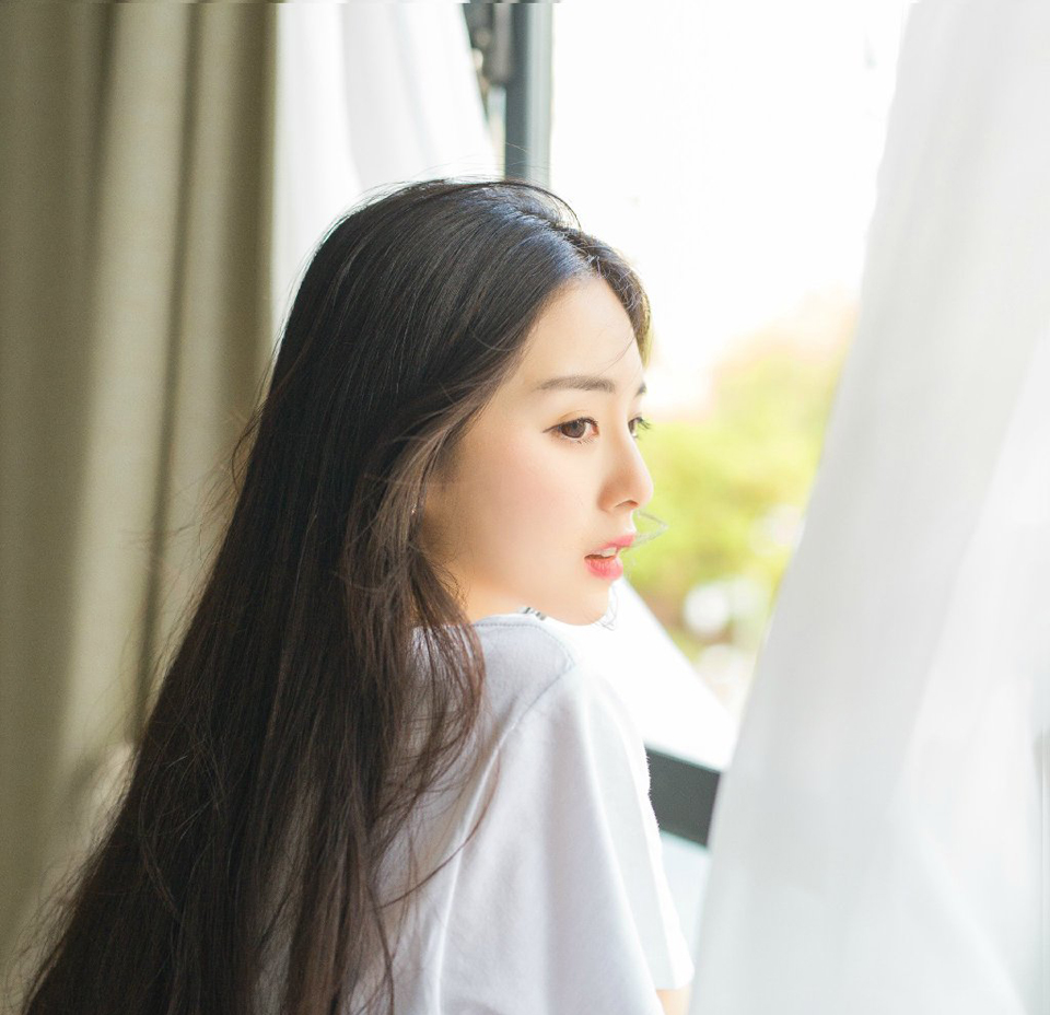 岁月极美在于它的必然流逝春花，秋月，夏日，冬雪。